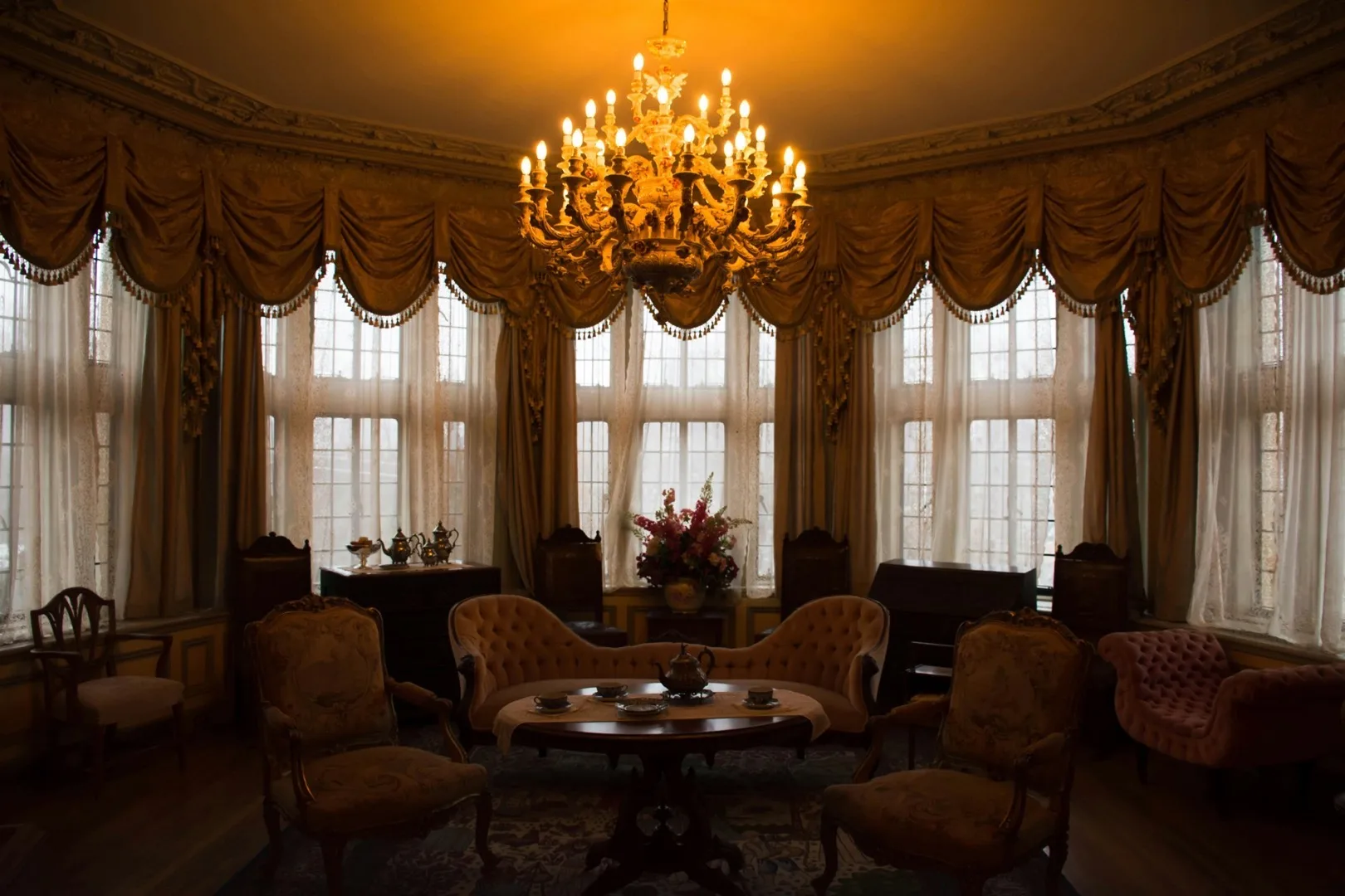 Antique Lamp Value Guide: Tiffany, Handel & Oil Lamp Prices (2026)