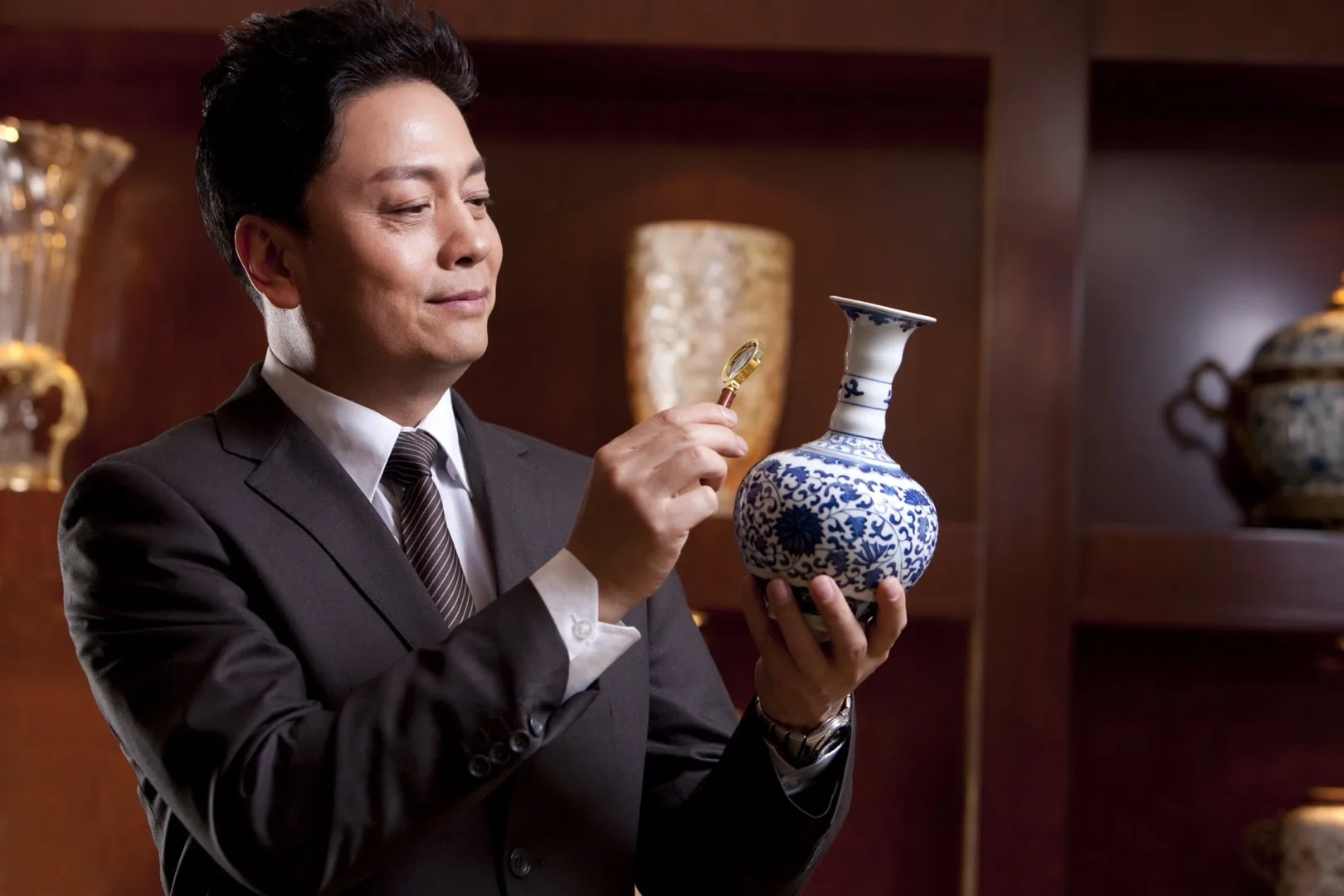 Antique Vase Value Guide: How to Tell If a Vase Is Valuable (2026)