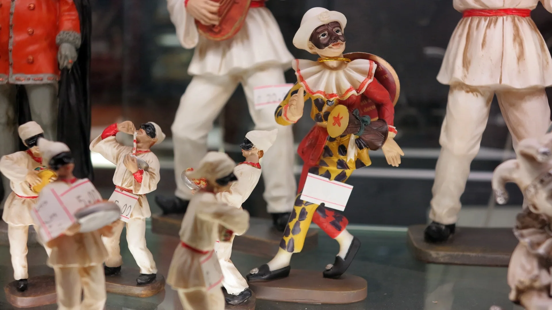 Porcelain Figurine Value Guide: Hummel, Lladró & Royal Doulton (2026)