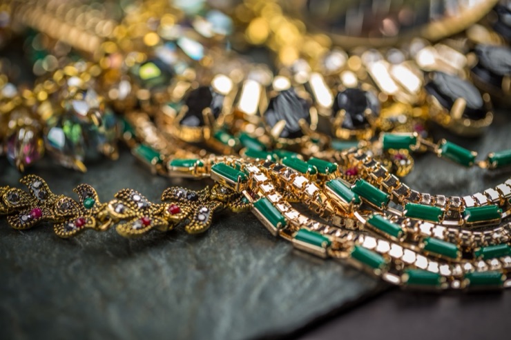 AI analyzing jewelry and collectibles